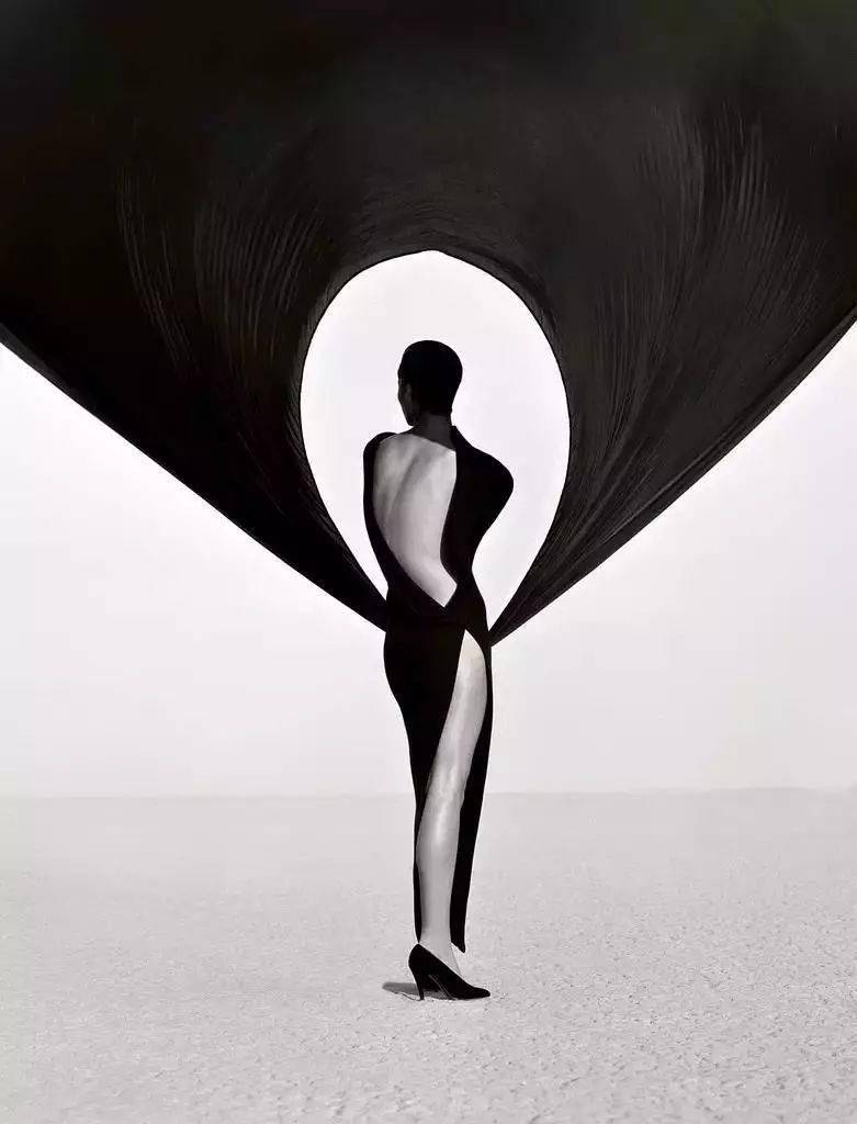 赫伯·瑞茨 herb ritts:versace dress (back view), el mirage, 1990