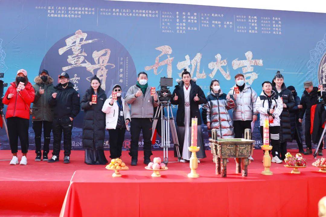 《画骨女仵作》讲述了景容为查临京案来到锦江城,无意相识纪云舒的