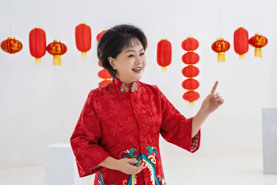 鞠萍姐姐录制《过年啦》宣传片喜气洋洋中国年《过年啦》的节目里永远
