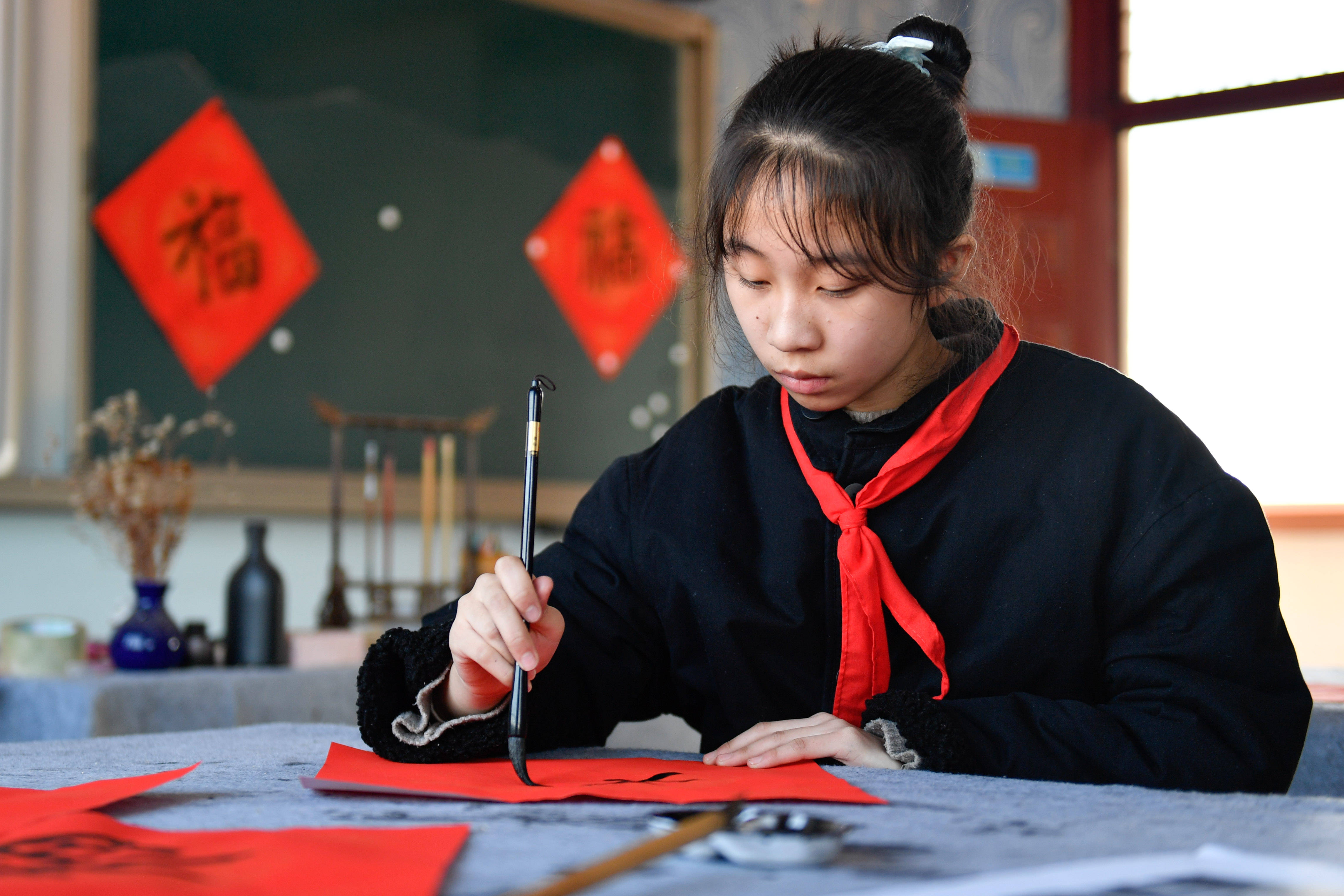 1月18日,吴兴区第一小学学生在写福字
