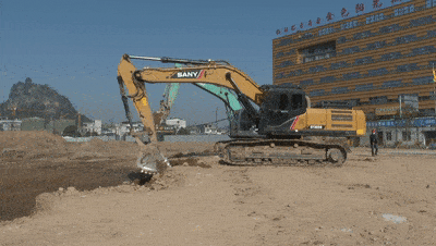 在项目施工现场,推土机,挖掘机等大型机械正在有序作业.