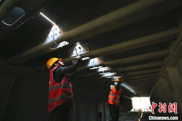 刘亚靖)湖北宜昌伍家岗长江大桥18日下午完成最后一榀钢箱梁的吊装