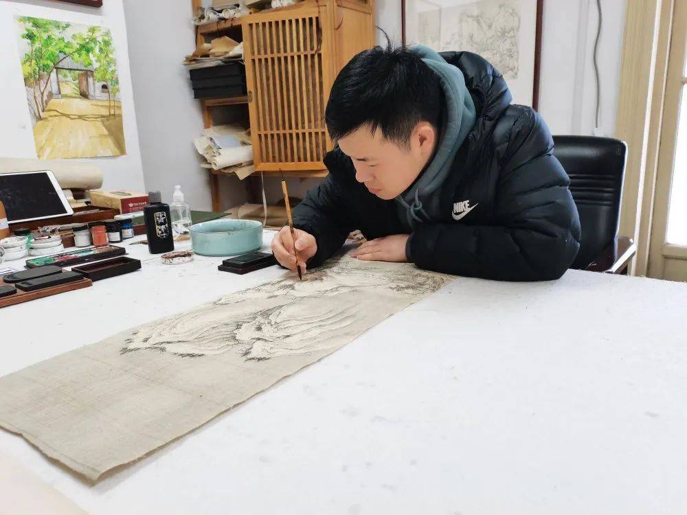 无声的世界中,他拿起画笔与时光对话_孙聪