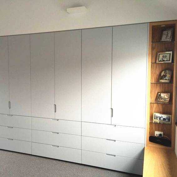 早该让商家这样定制衣柜了底部留一整排抽屉比在柜内使用