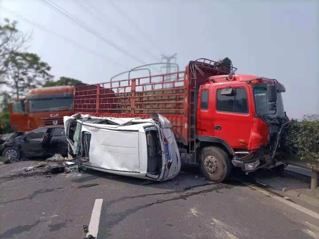 海南西線高速6車追尾!小轎車