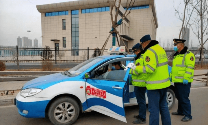 与此同时,执法队员还每日对出租车的相关证件,消毒情况,疫情防控物品
