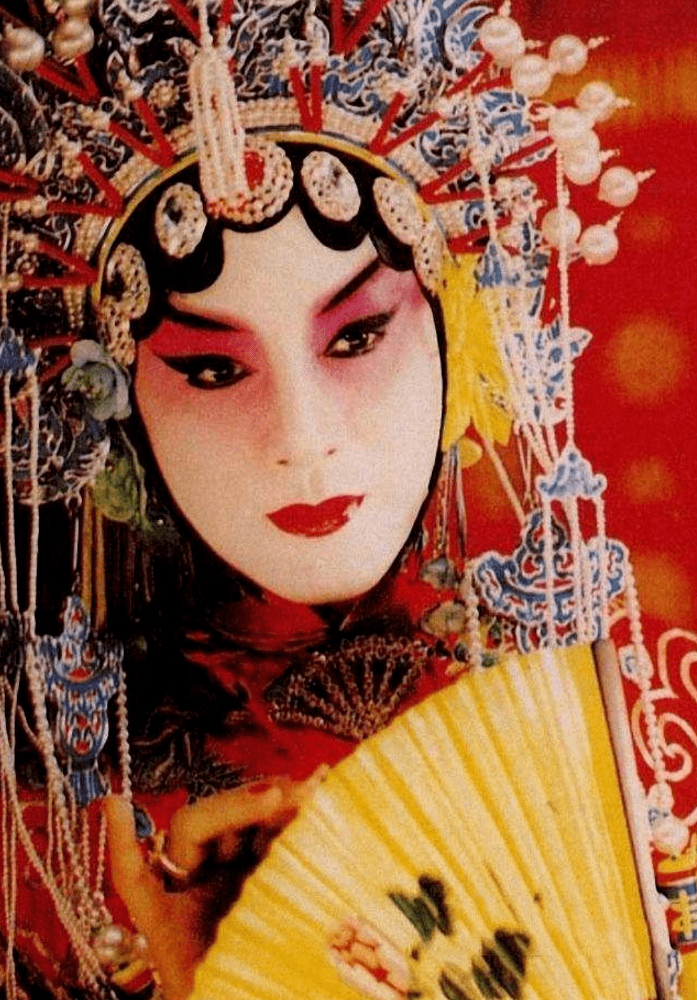 《霸王别姬》中张国荣旦角扮相从演艺的角度来看,女性化并非缺点