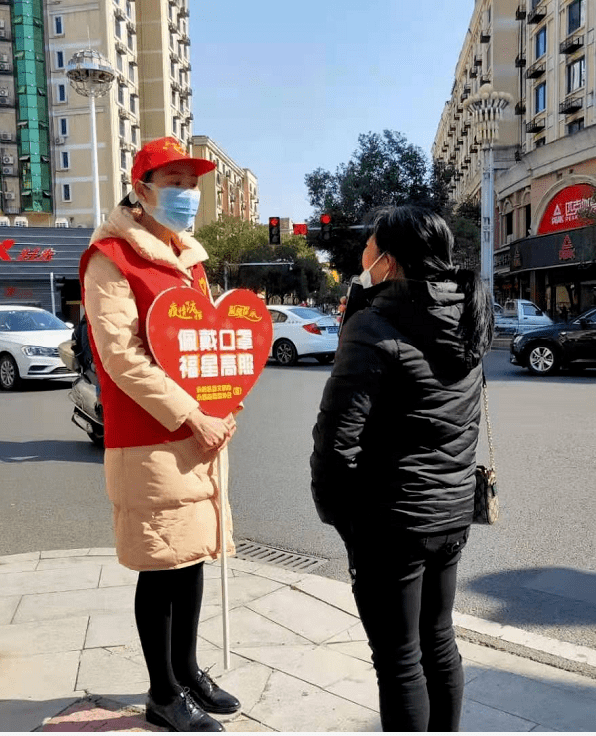 或给没戴口罩的市民分发口罩?