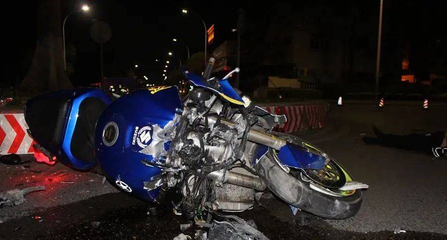 惨痛广东一摩托车失控与道路环岛设施发生碰撞结果两人死亡