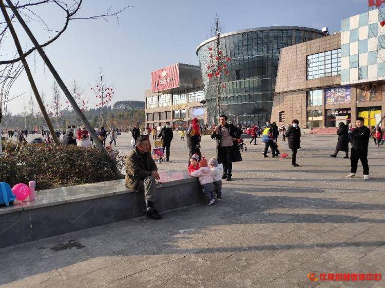 仪陇人走，德园广场去“赶场”