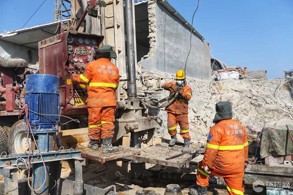 山东栖霞金矿爆炸事故现场救援人员加快推进钻孔作业