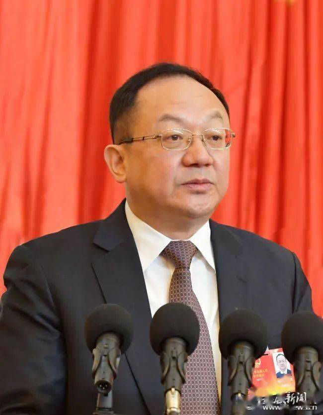 (杨懿文作政府工作报告.记者严伯霖 摄)