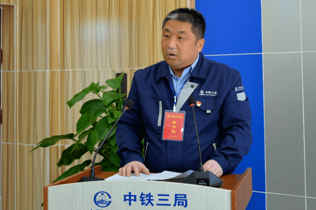 现任中铁三局新建京张铁路六标铺架分部项目经理.