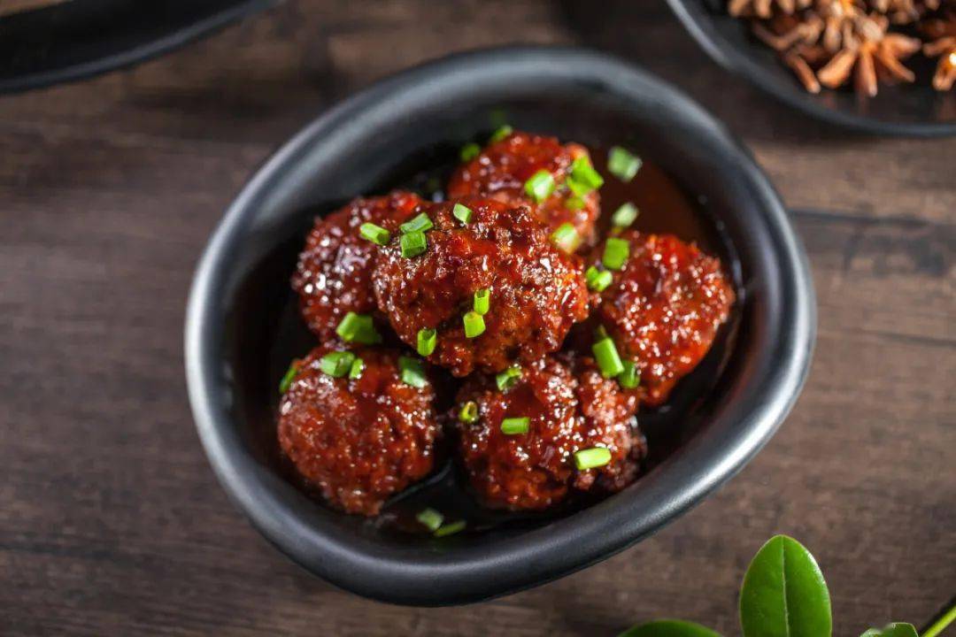 秘制酱鸭狮子头源自百年三珍斋鲜香酥软浓汁下饭