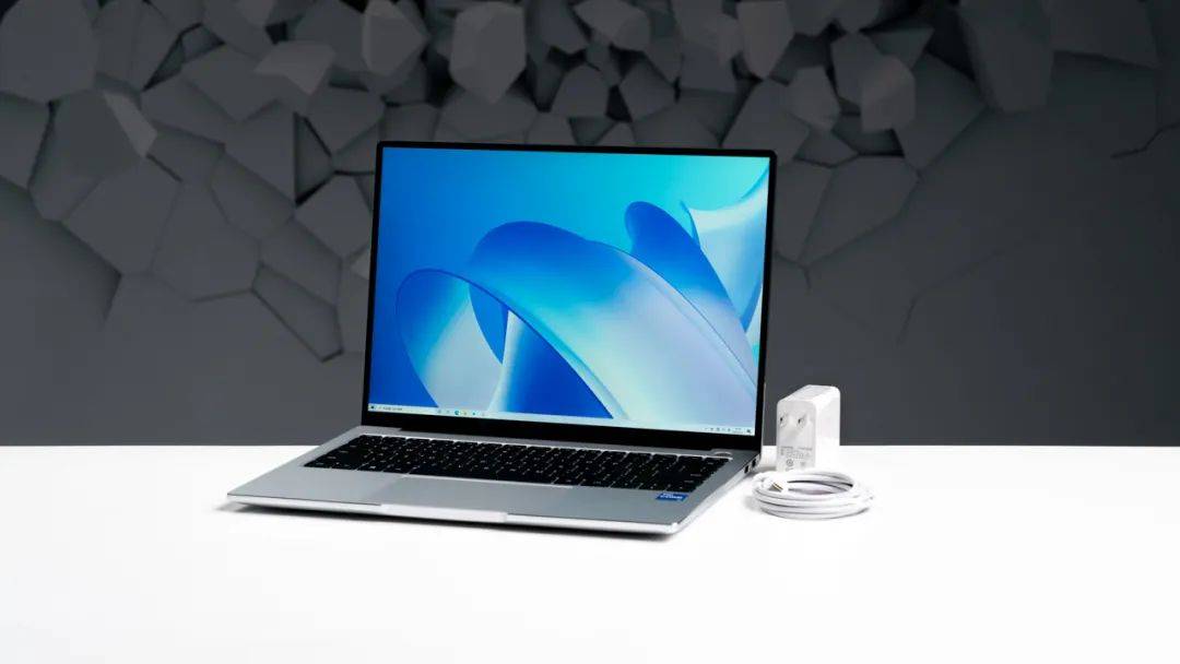 聊一款标配触控屏的新品全能本_华为