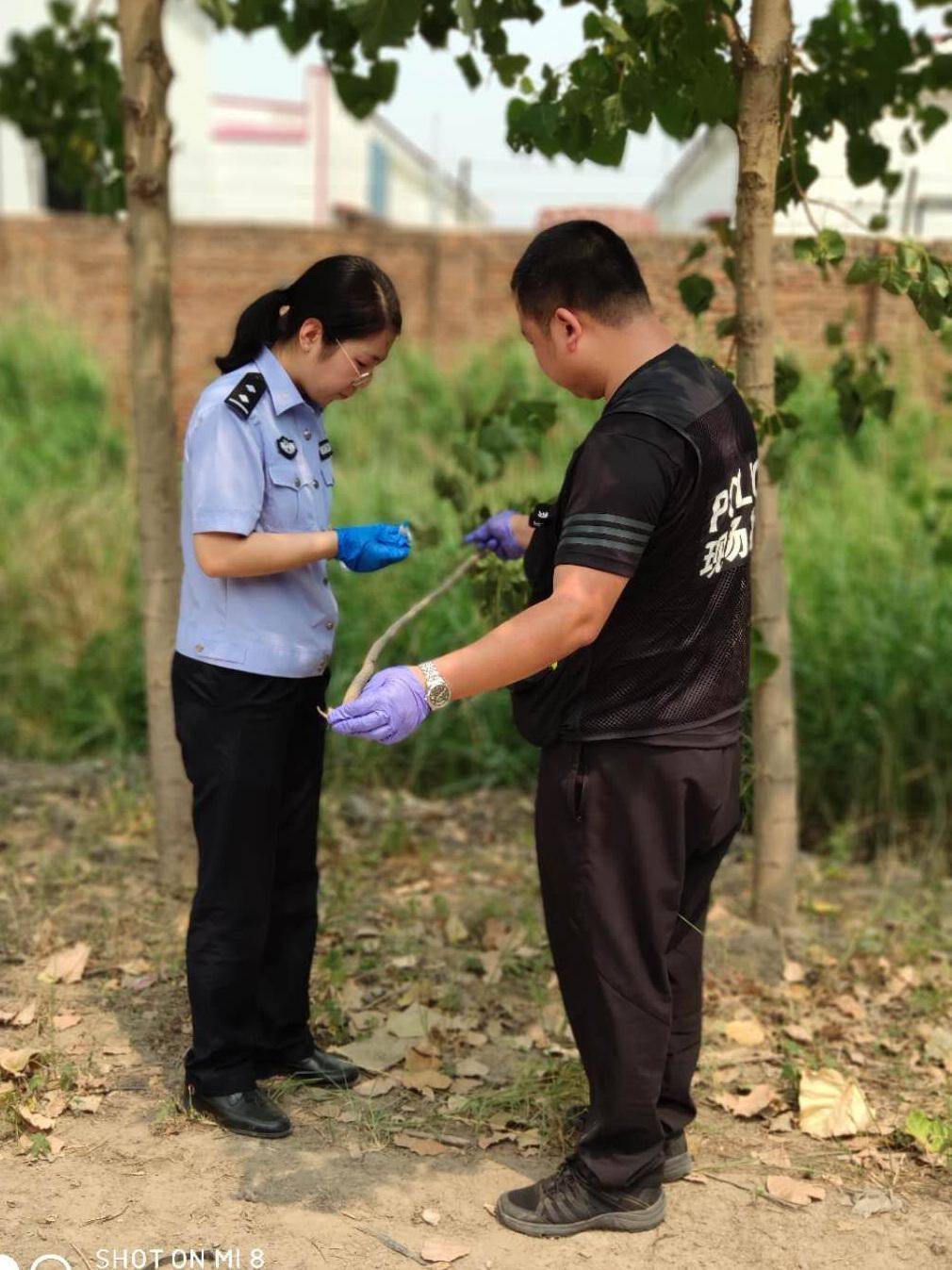 女法医韩颖怀孕七个月验尸时她把警徽放在肚子前告诉宝宝不怕