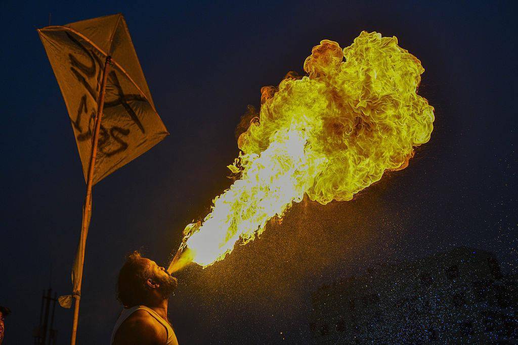 孟加拉国庆祝风筝节 男子表演喷火"绝活"