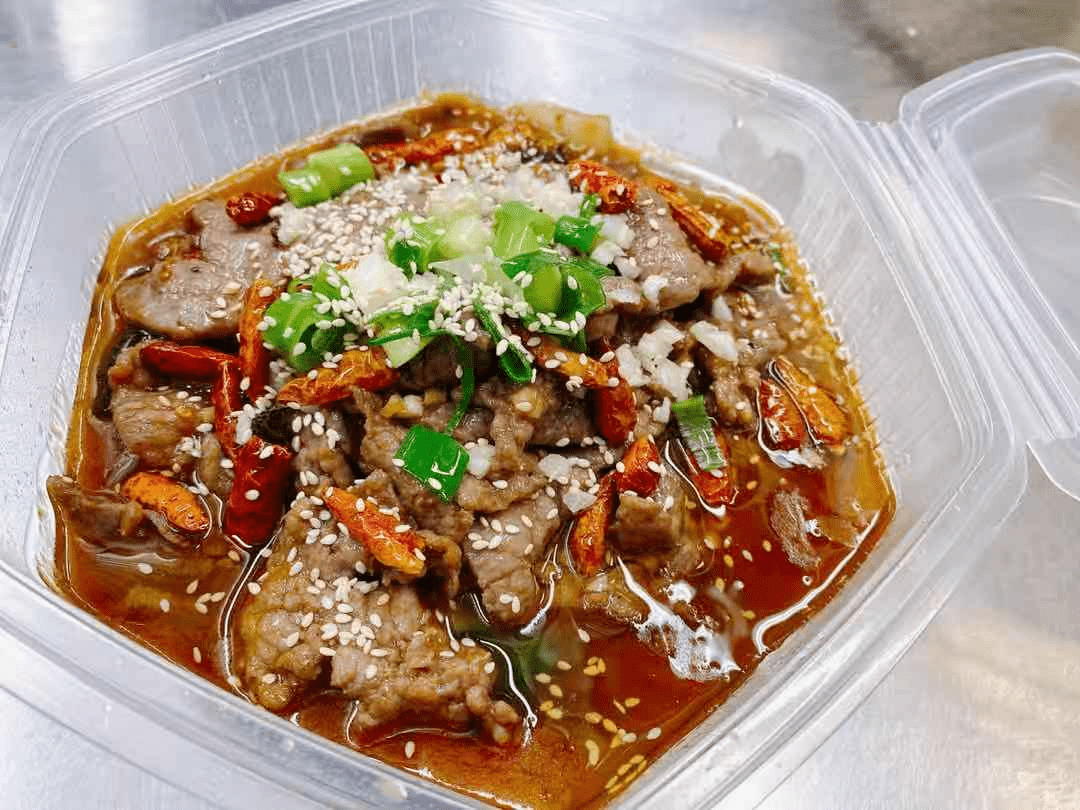 水煮牛肉水煮牛肉入口椒香牛肉软嫩鲜辣担担面口感劲道的面浇上秘制的