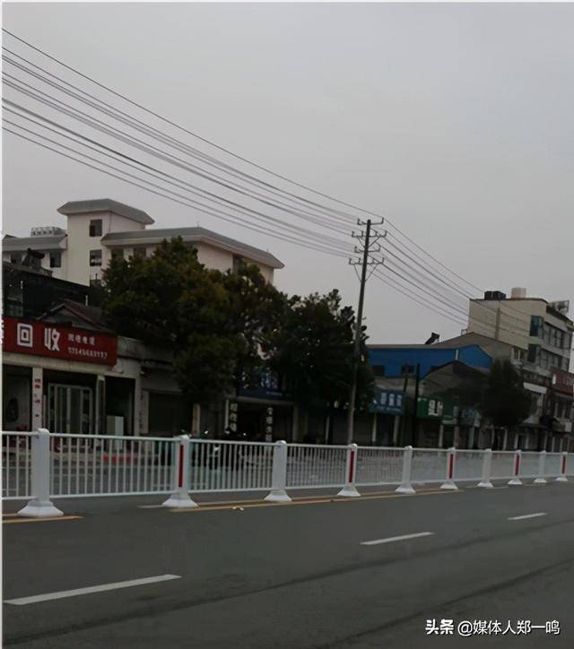 杏彩体育官网登录石首这条路开始安装隔离护