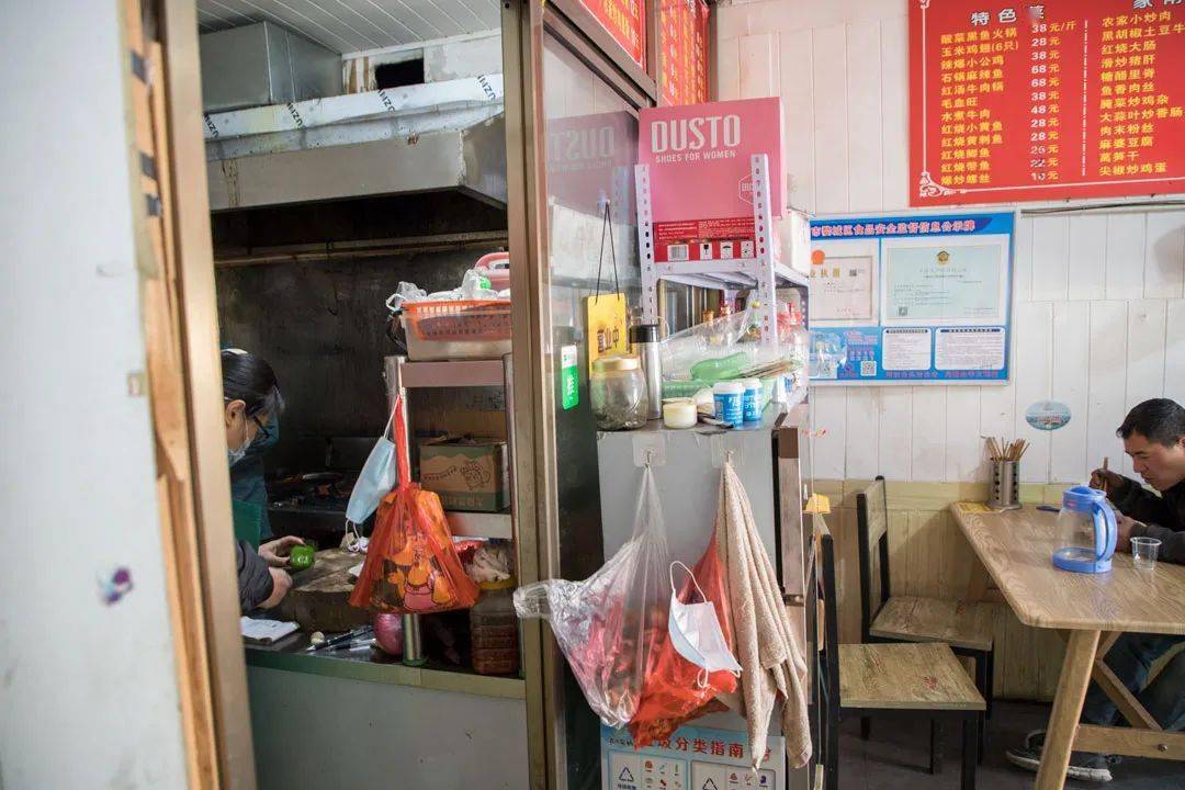 金华老街里的苍蝇馆子只有4张桌子,我一口气吃了3碗饭!