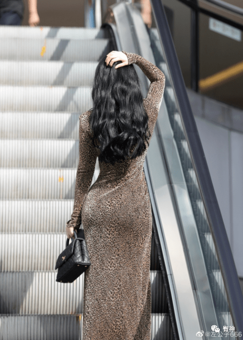 (图片来源@左公子666)当然柒妹每天挖掘的"蜜桃女神"都符合这个特点