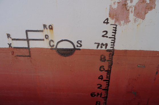 甲板线未勘划在船中位置,且未在《海上船舶载重线证书》中标明对干舷