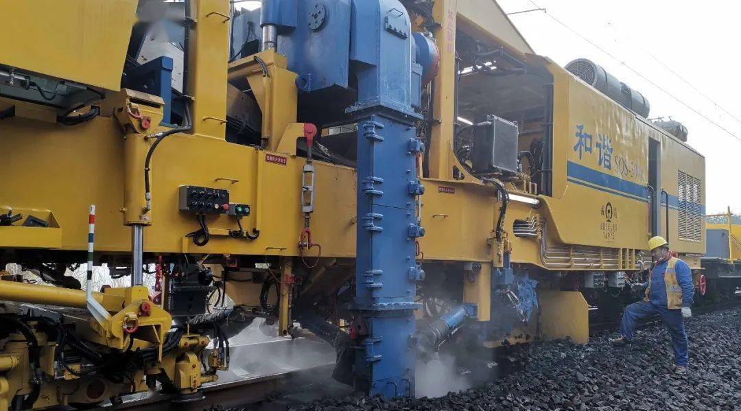 铁建装备 | 首战告捷!sqs-300k隧道桥梁清筛车上线清筛作业_横平