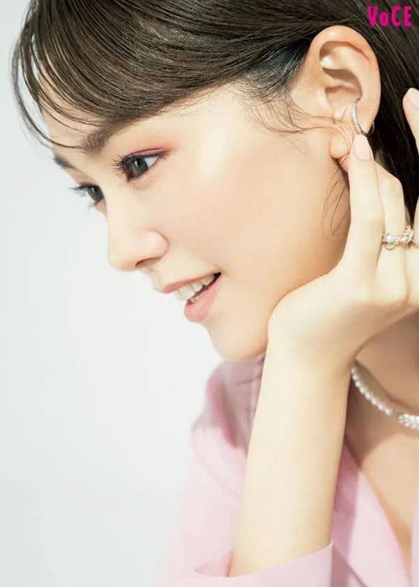 桐谷美玲产后首次亮相谈育儿 养孩子太辛苦了 护理 桐谷美玲产后首次亮相谈育儿 养孩子太辛苦了 护理