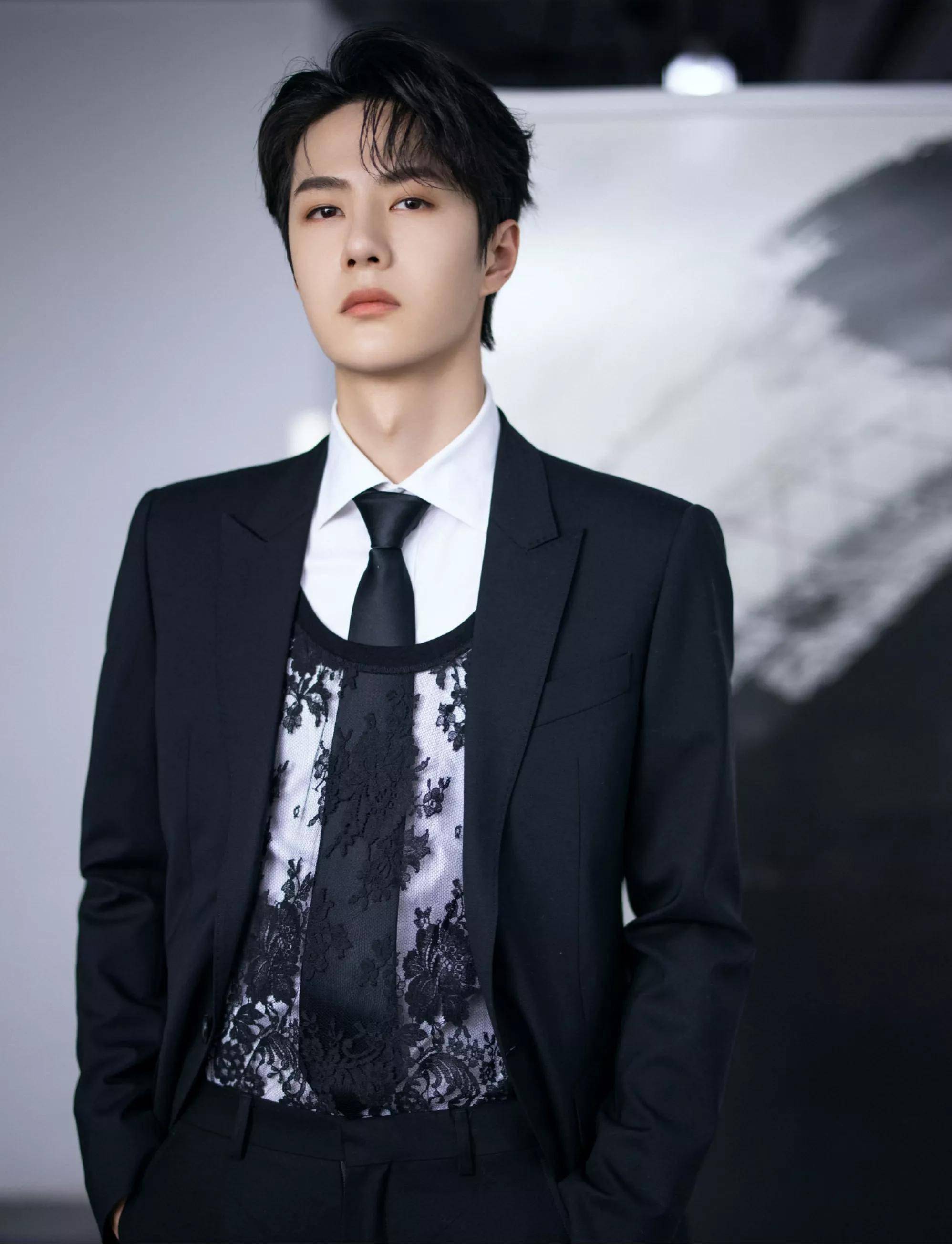 王一博黑色西装造型:时尚高贵,阳光帅气!