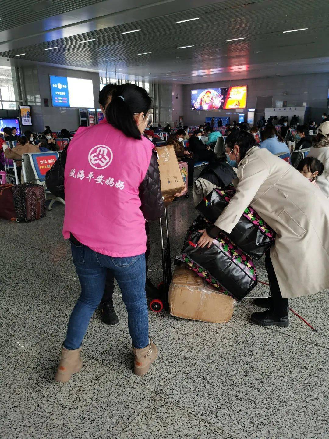 她们耐心地为旅客引导自助购票及时劝导未佩戴口罩的乘客并进行爱心