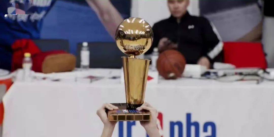 燃我校篮球队夺得上海市高中男子篮球比赛冠军