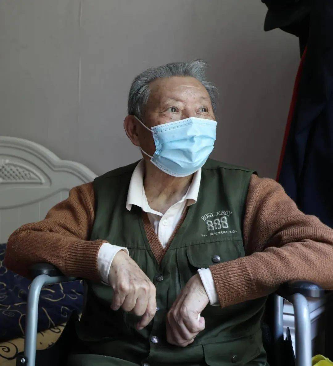 天苏洁 饰 自己武汉市红十字会医院护士长在抗疫一线工作31天看了这部