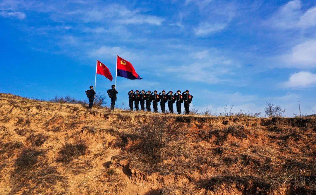 向山岭进发!正宁公安特巡警开展徒步越野拉练活动