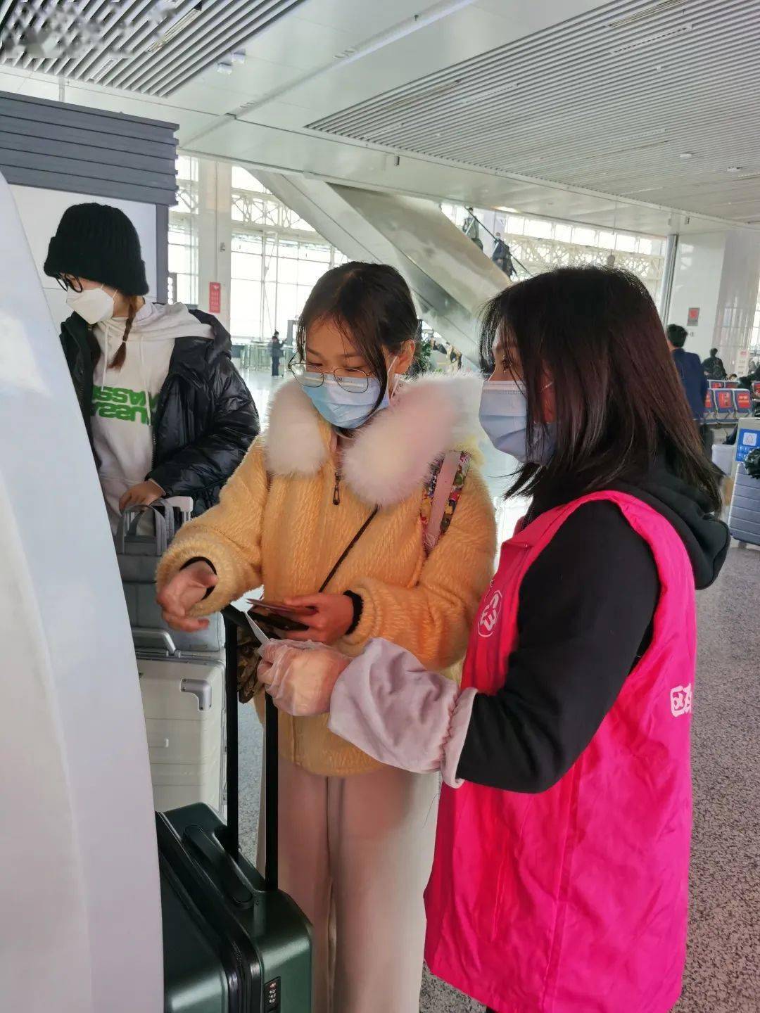 她们耐心地为旅客引导自助购票及时劝导未佩戴口罩的乘客并进行爱心