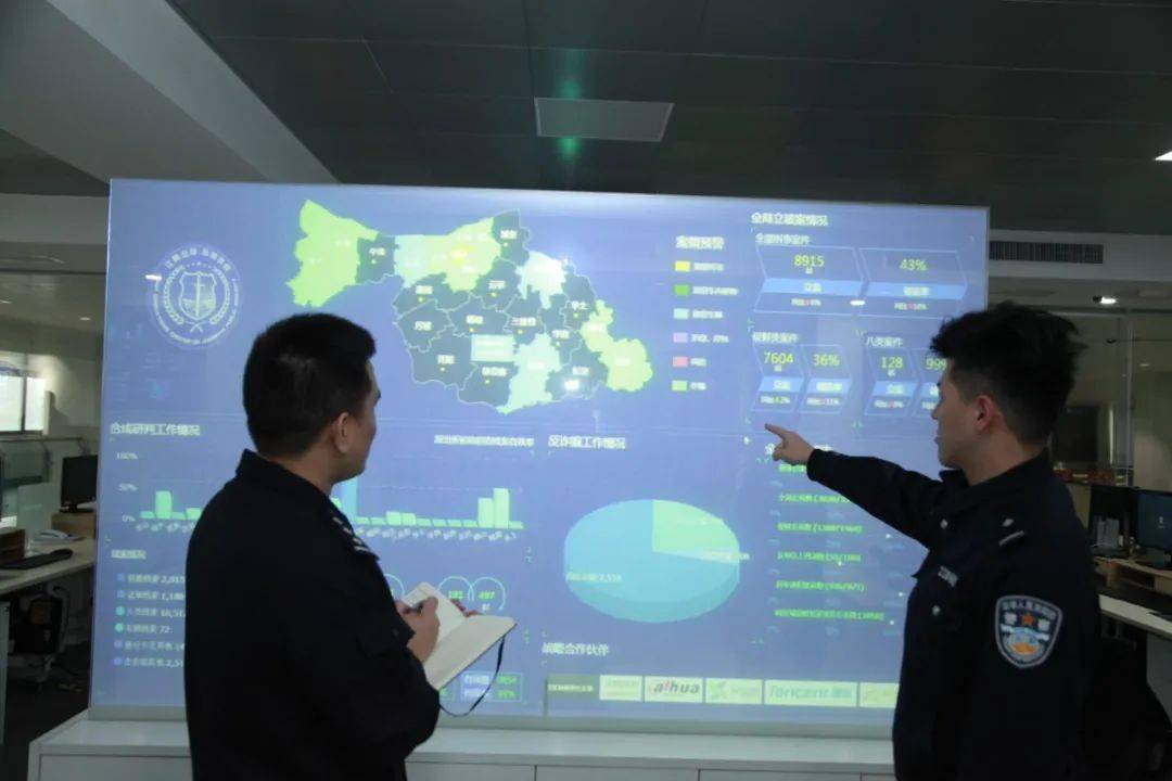 "江阴市公安局政委严会东介绍.