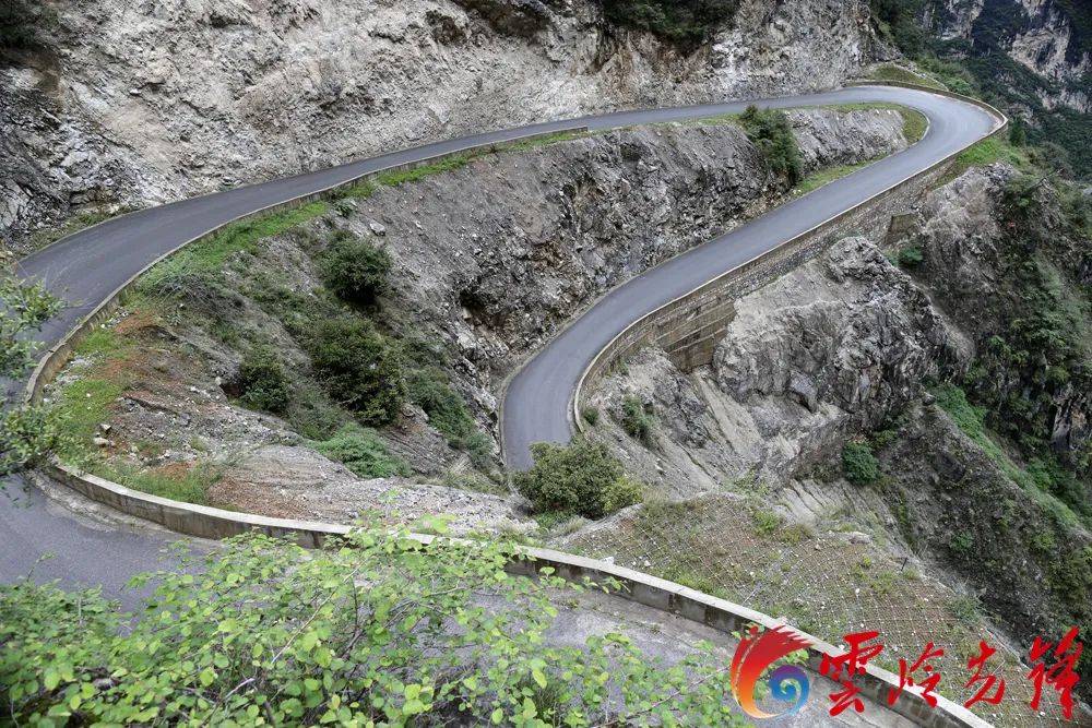 巴拉格宗景区蜿蜒的公路