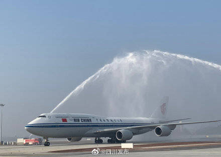 航程|航程近1.5万千米 首架洲际客机B747-8降落至天府国际机场