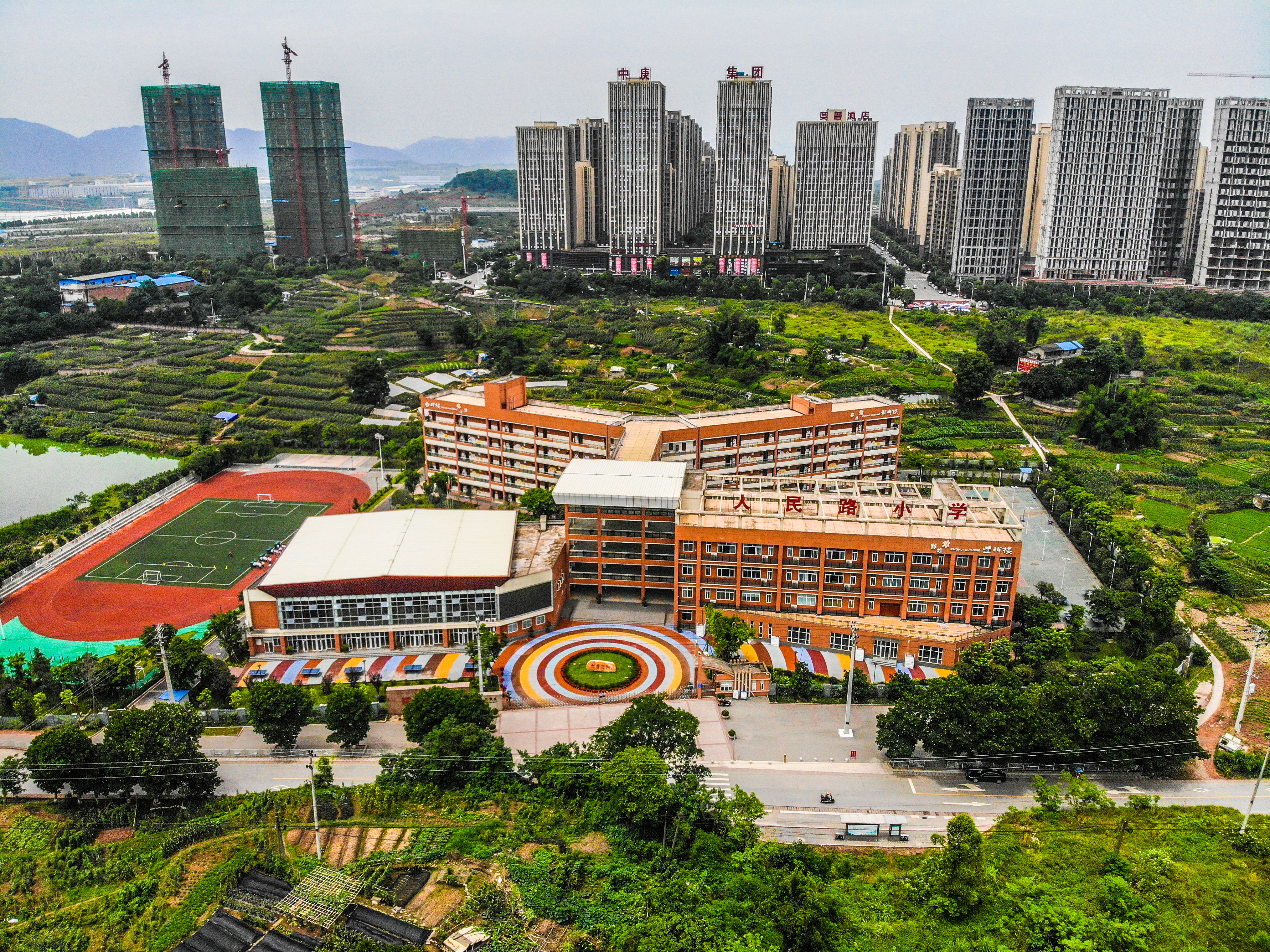 北碚区大磨滩小学位于风景秀丽的磨滩瀑布旁,虽是一所只有6个教学班