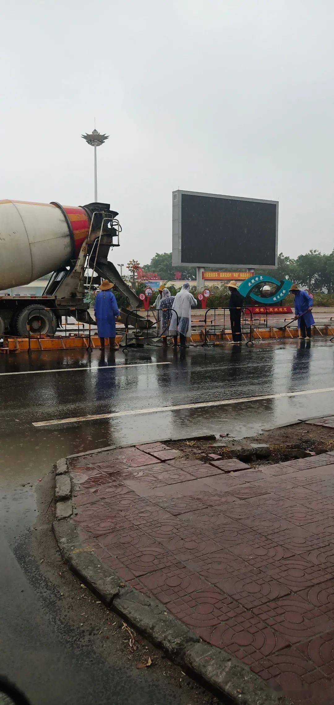 观珠工人冒雨施工,力争春节让大家行靓路!_路更靓