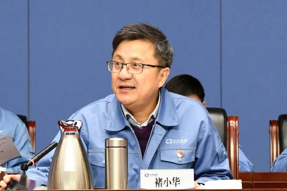 分公司领导褚小华,胡传清,舒浩华,顾克荣,柳先友,于然旺参加会议.