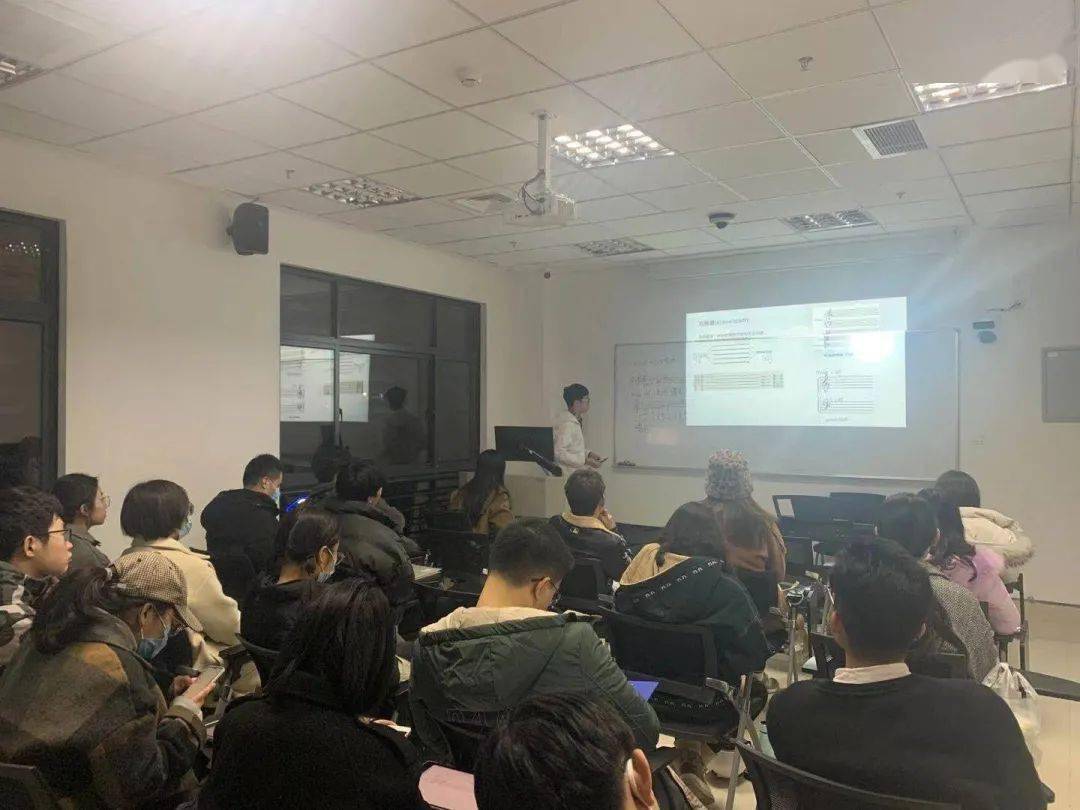 04唱歌技巧实训《唱歌技巧实训》课程主讲人杨汉升,是浙江大学研究生