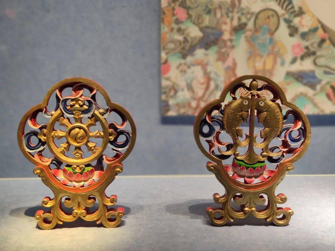 本次展览精选最具代表性的青海民族民间艺术品172件(套)进行多维度