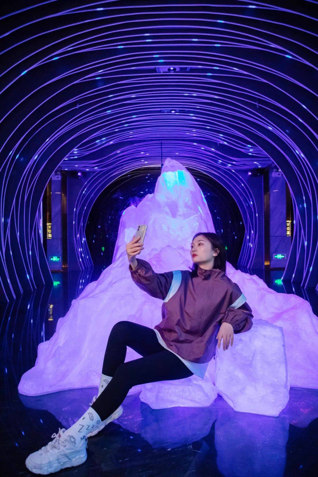 尽情释放多巴胺让你置身音乐节现场曲库超全的点歌台蹦迪摇头灯等