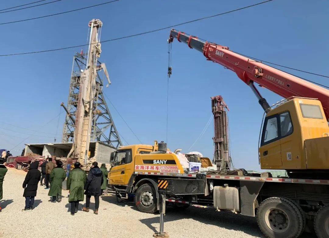 1月10日,栖霞笏山金矿发生爆炸事故,22名工人被困井下.