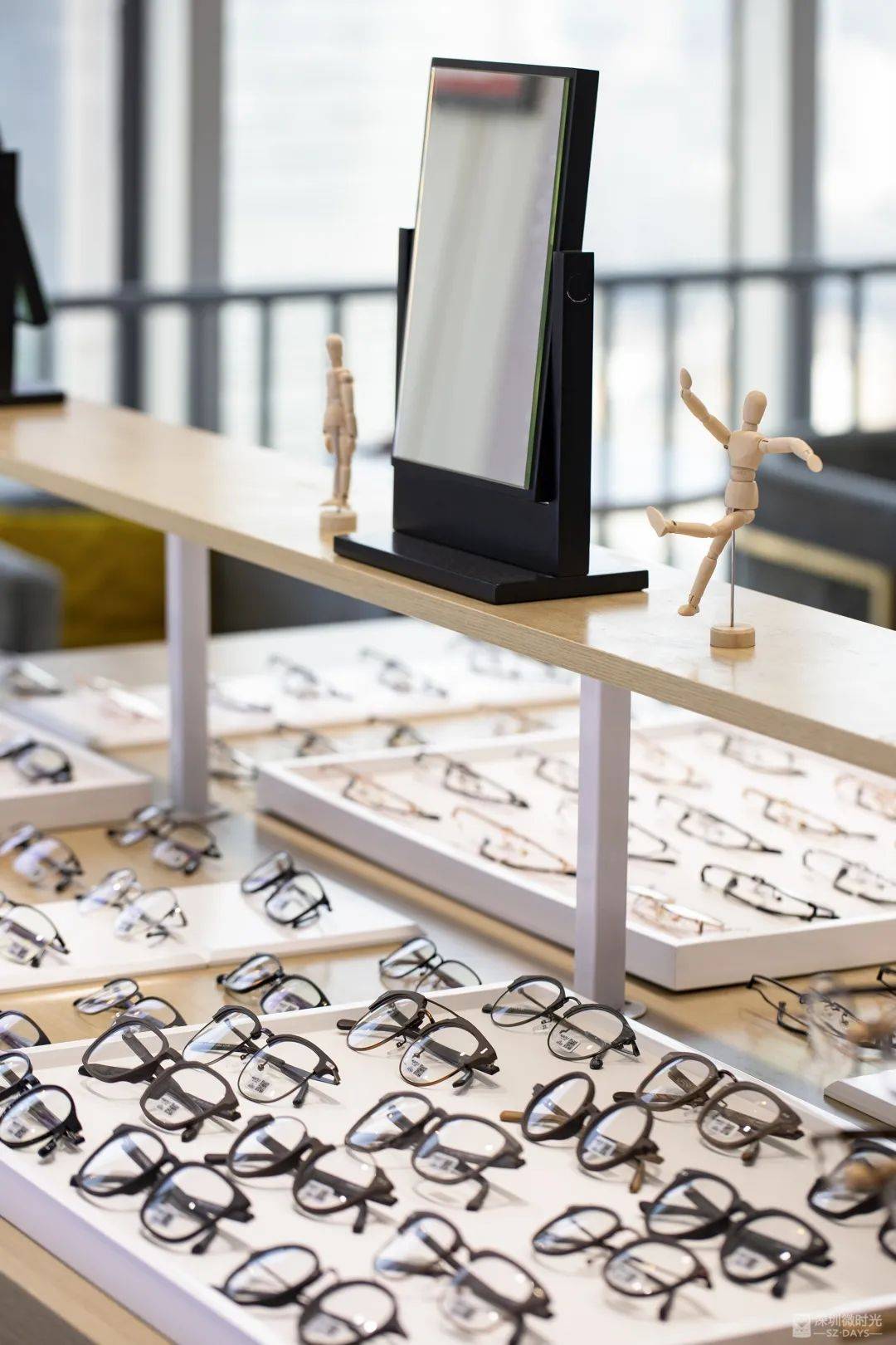 开放式的柜台摆放着1000 款眼镜,有的压不坏,有的颜值高,有的个性