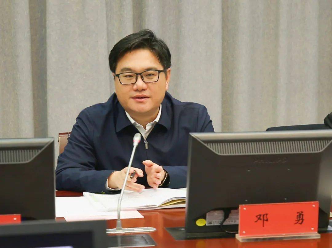 县委书记邓勇,县长孙志标,县委副书记高为淼以及林波,郑海梁,陈劲松