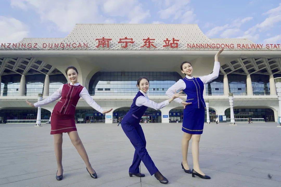 南宁局集团公司也在列车上为旅客带来民族美食品尝服务以及特色文化进