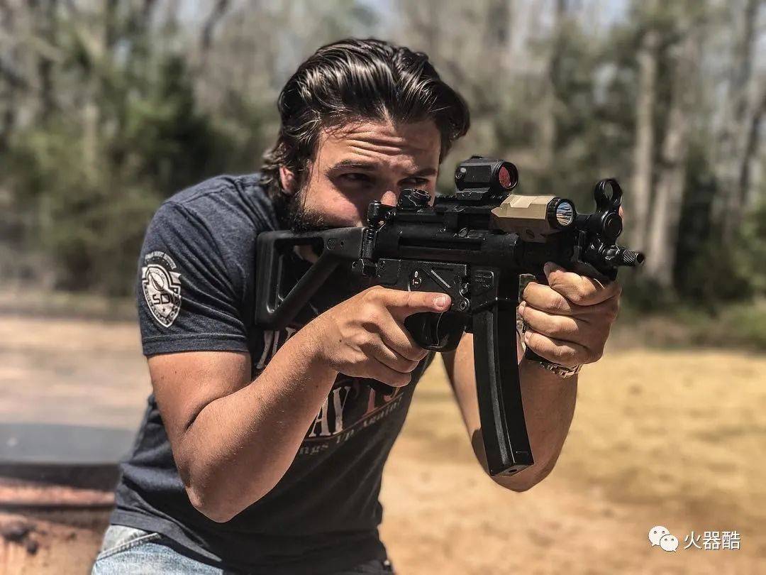 布兰登埃雷拉图集打枪真的能让男人变成开心大男孩