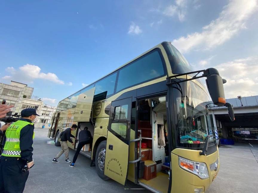 直击|网络平台“揽客”,这辆“营转非”大客车栽了_营运