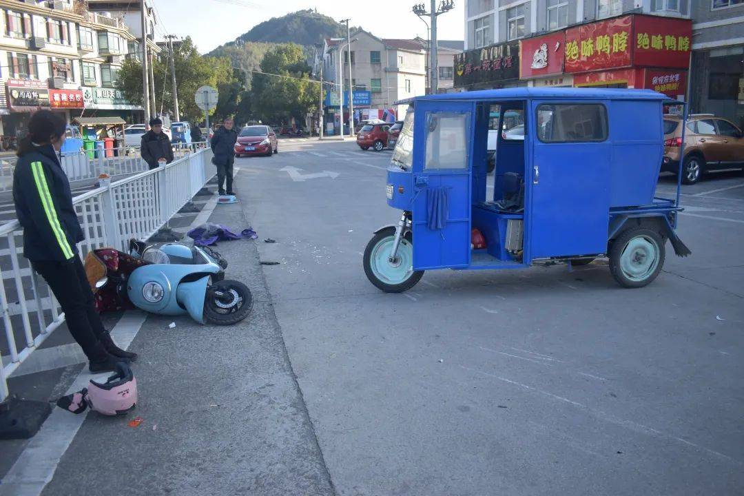 東駛入環形路口的電動自行車與一輛自北往南行駛的電動三輪車發生碰撞